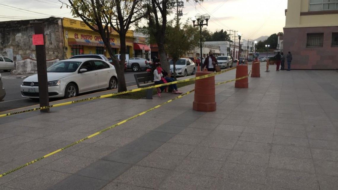 Restringen el acceso a la Plaza Juárez por aglomeración de personas 