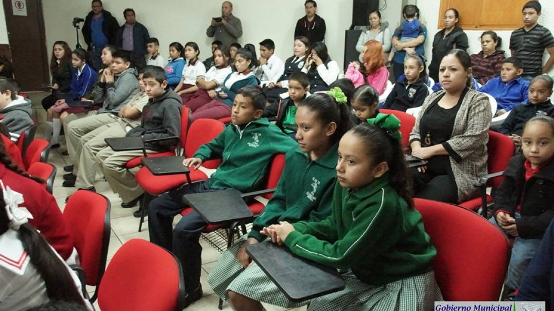 Entregan mochila con útiles escolares en Miguel Alemán 