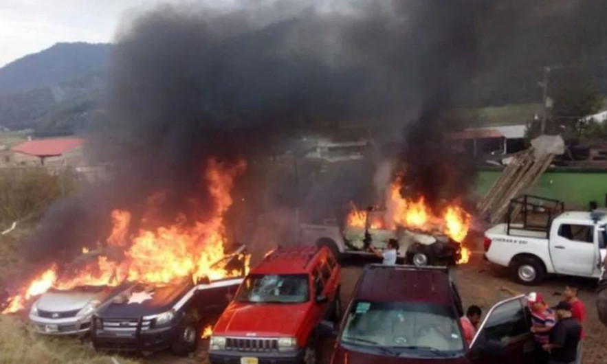 Queman cinco patrullas en Michoacán tras muerte de joven por policías 