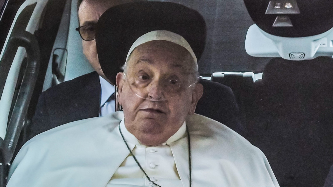 Papa Francisco abandona el hospital y reaparece en público
