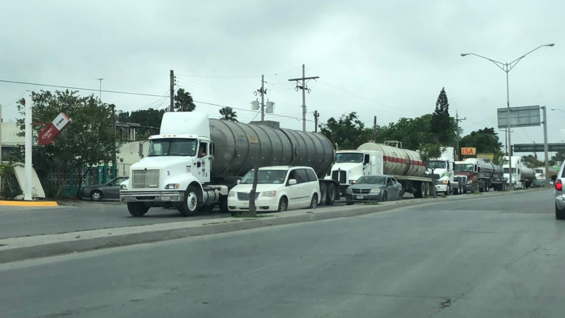 Continúan largas filas en el puente “Los Tomates”