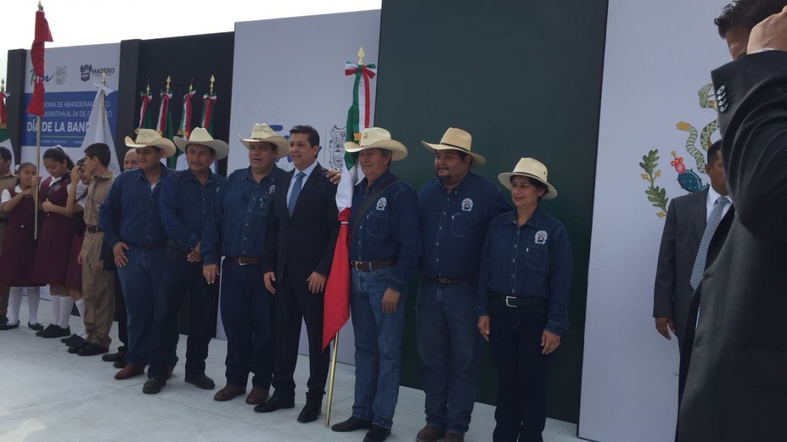 Encabeza Gobernador ceremonia del CXCVII aniversario de la bandera nacional