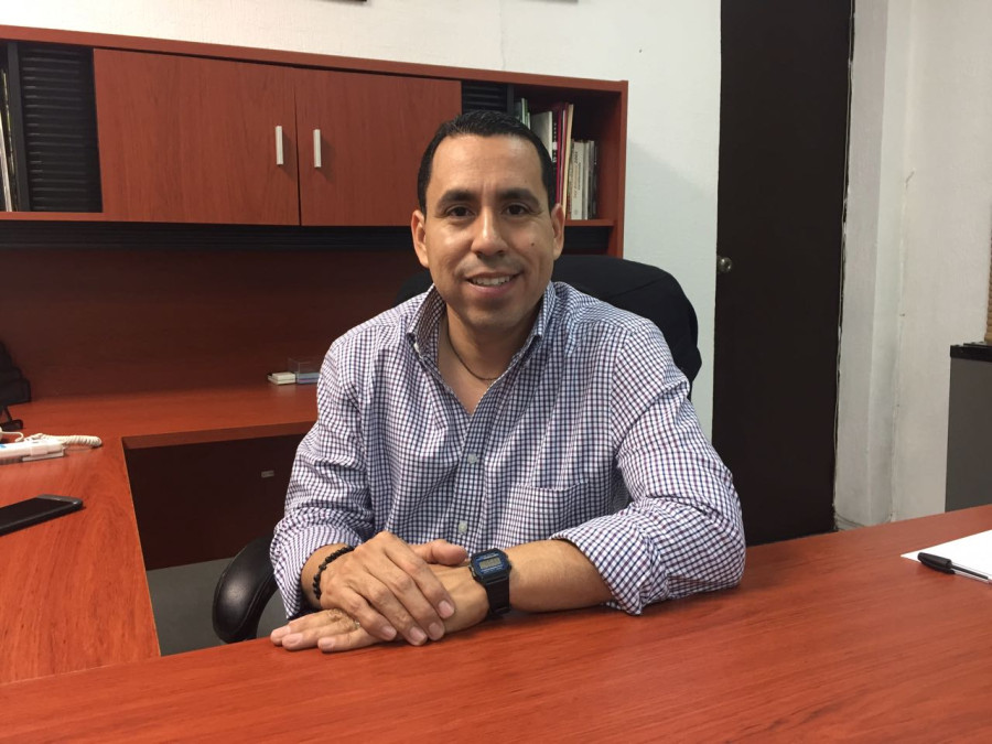 Líder priista mantiene contacto cercano con su gente