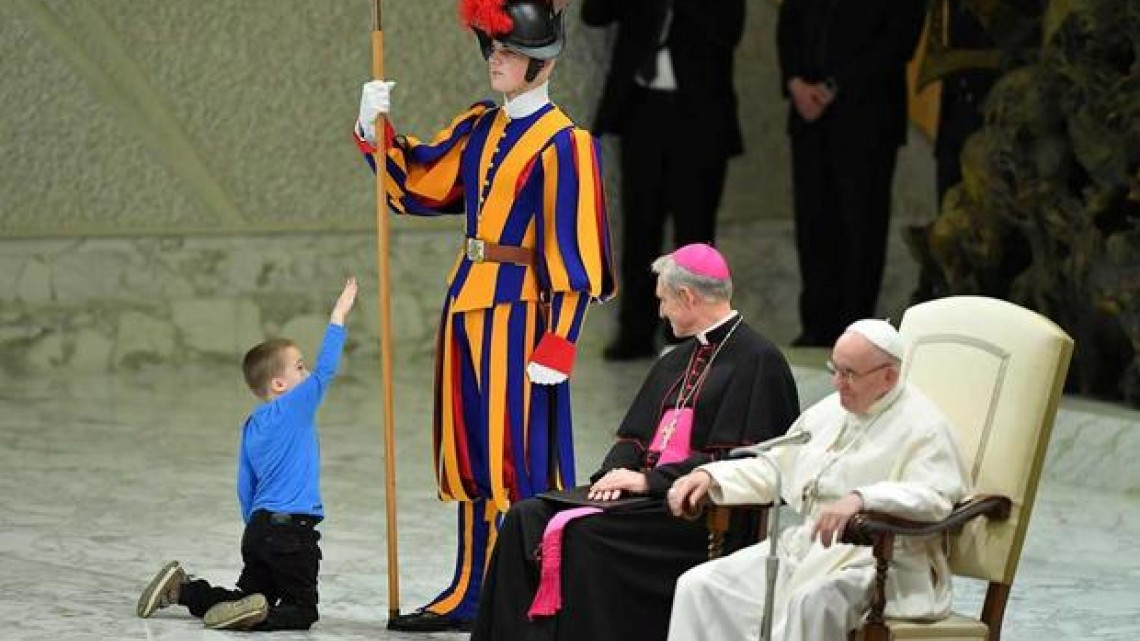 Niño autista conquista al Papa tras interrumpir audiencia