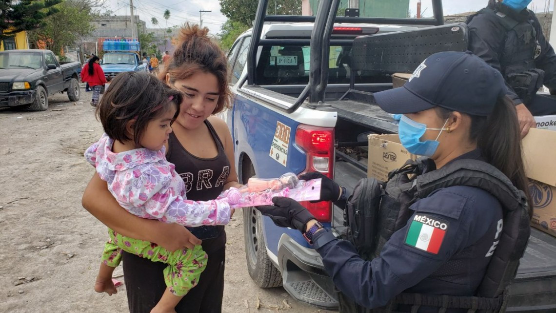 Policías estatales entregan regalos a niños y niñas de escasos recursos