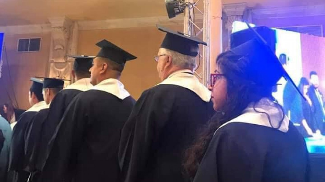 Se gradúa de la ingeniería en macarrónica a los 63 años de edad 