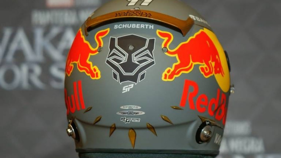 Sergio 'Checo" Pérez presenta el nuevo casco de Black Panther que usará en Brasil