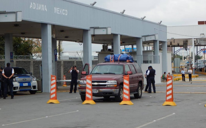 Sustituyen muros donde banqueteaban autos, por boyas en Garita del Puente 2