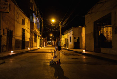 Pequeño reza a mitad de la calle y se hace viral