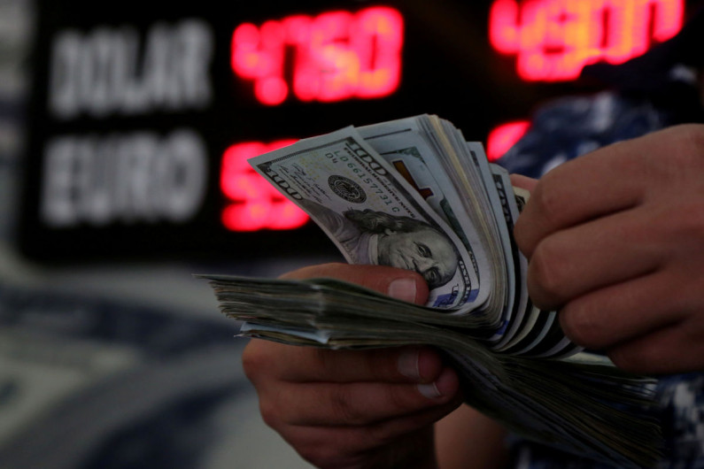 Dólar se cotiza en 20.56 pesos a la venta