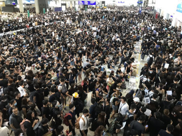 Cancelan todos los vuelos en Hong Kong por protestas