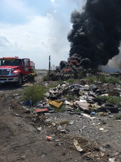 Trabajan Bomberos de Reynosa en combate a incendio de tiradero