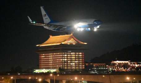 Pese a advertencias, aterriza Nancy Pelosi en Taiwán