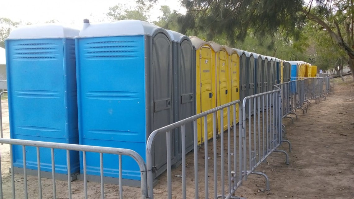 Migrantes se niegan a moverse de la plaza del puente Nuevo 