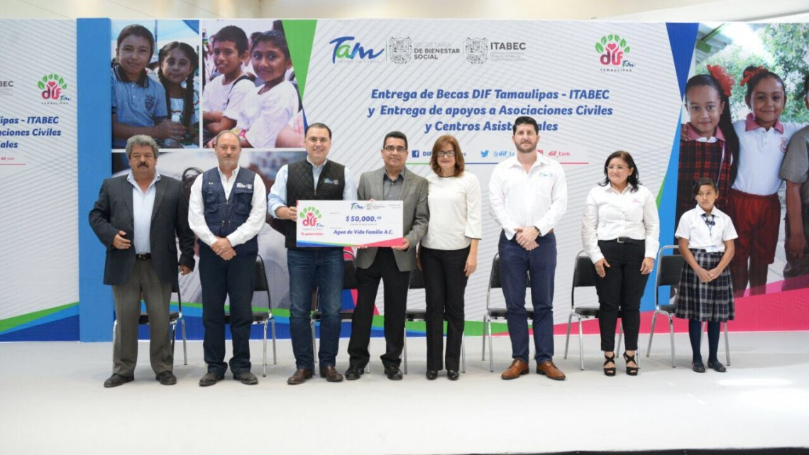 DIF Tamaulipas entrega becas y apoyos