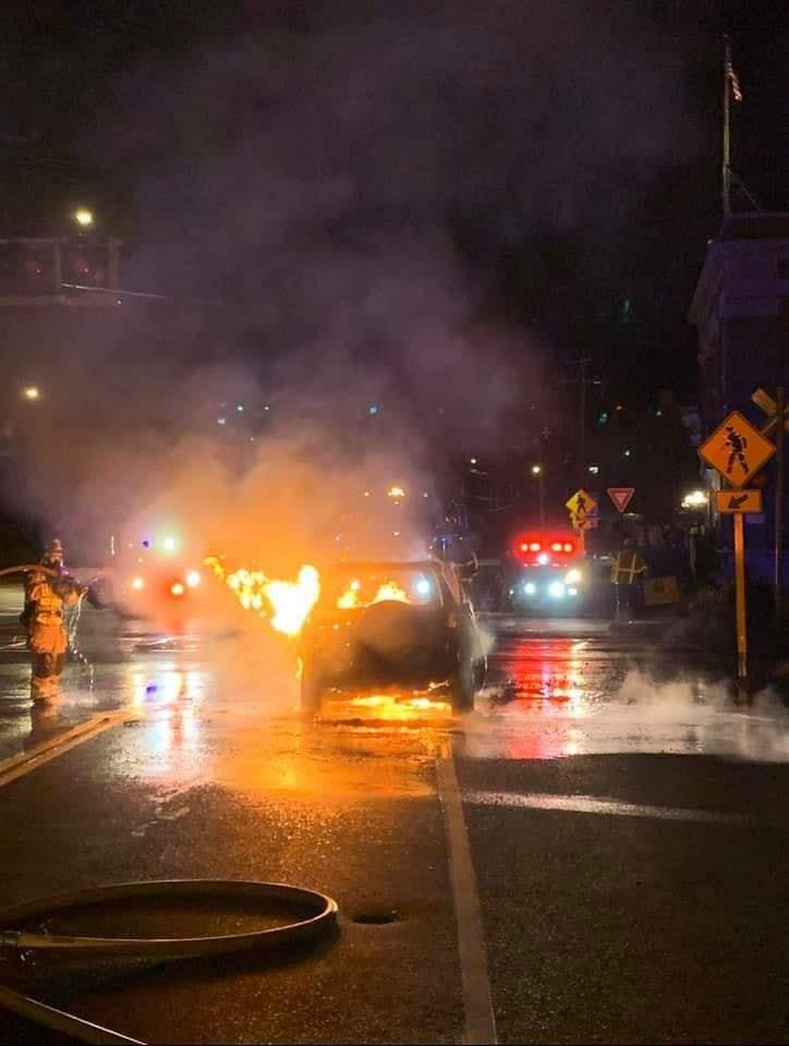 Hombre se convierte en héroe al salvar a conductor dentro de auto en llamas