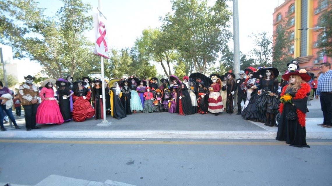 Celebran más de 2 mil personas el "Día de Muertos"