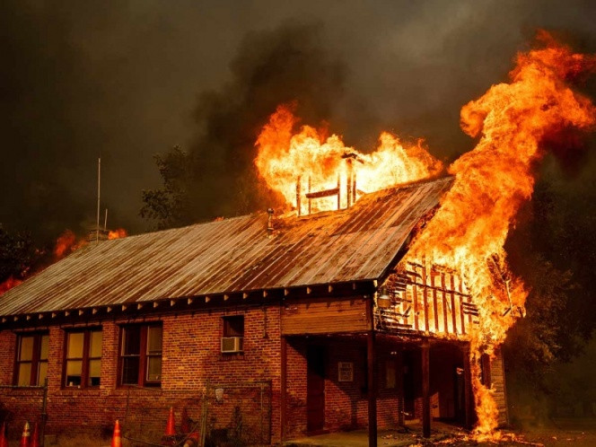 Incendio continua, arrasa con dos pueblos
