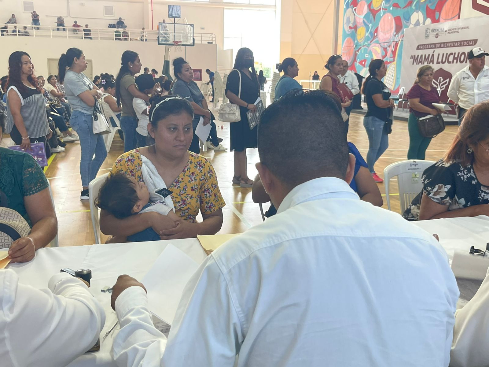 Entregan tarjetas del programa “Mamá Luchona”