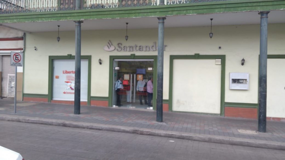 Asaltan a mano armada Banco Santander en Centro Histórico