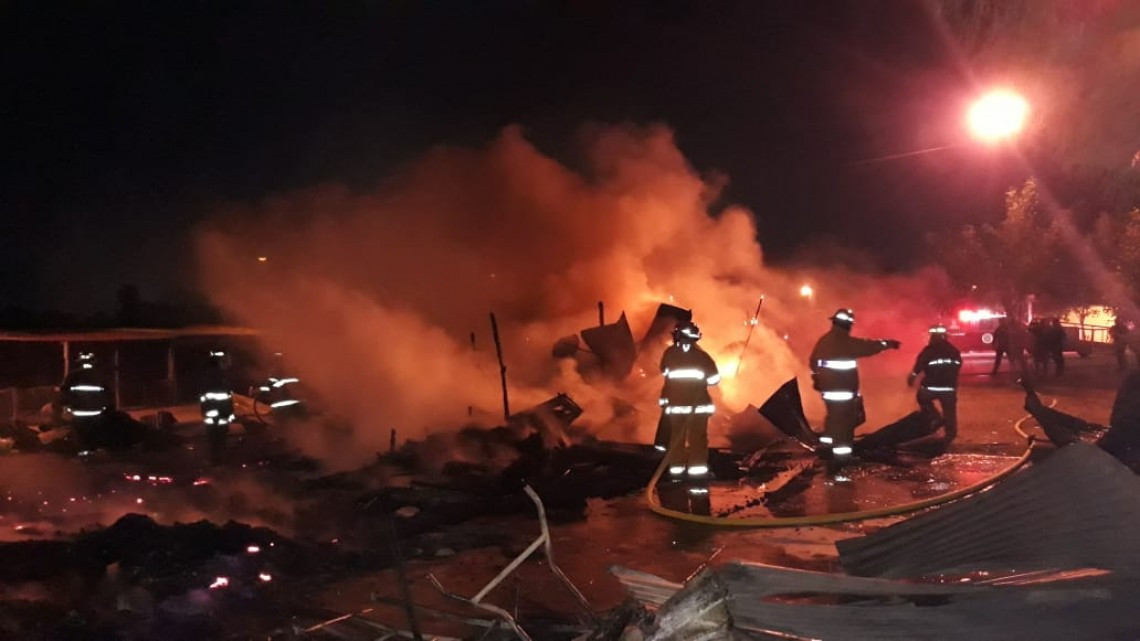 Retiran cuadrillas escombro derivado de un incendio