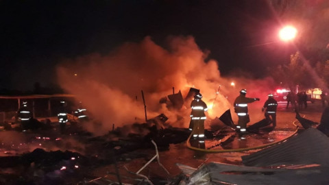 Retiran cuadrillas escombro derivado de un incendio