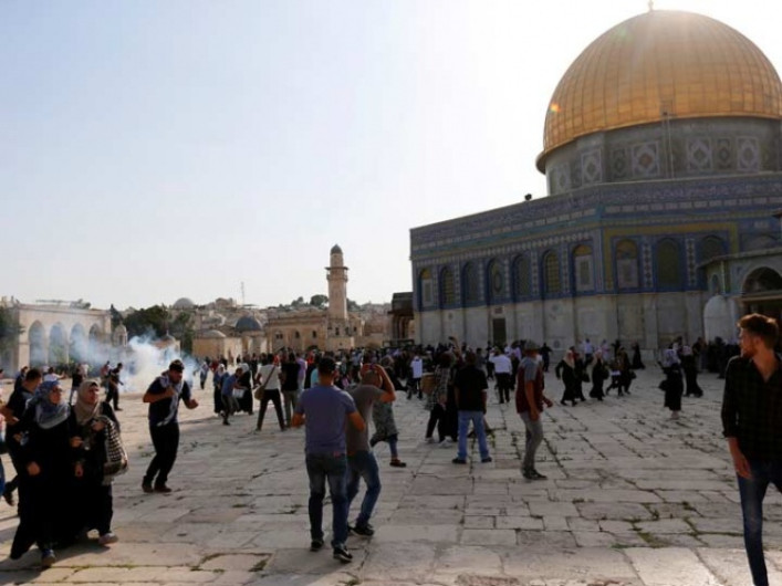 Trifulca entre musulmanes y policías en Jerusalén deja 113 heridos  