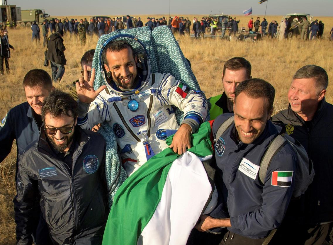 Astronauta árabe regresa sano y salvo a la Tierra 