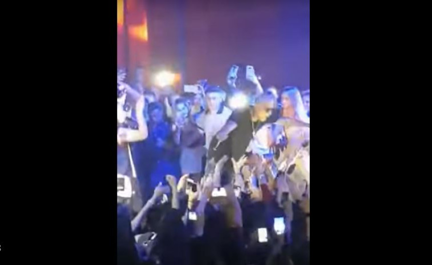 Reggaetonero se lanza de escenario y nadie lo atrapa