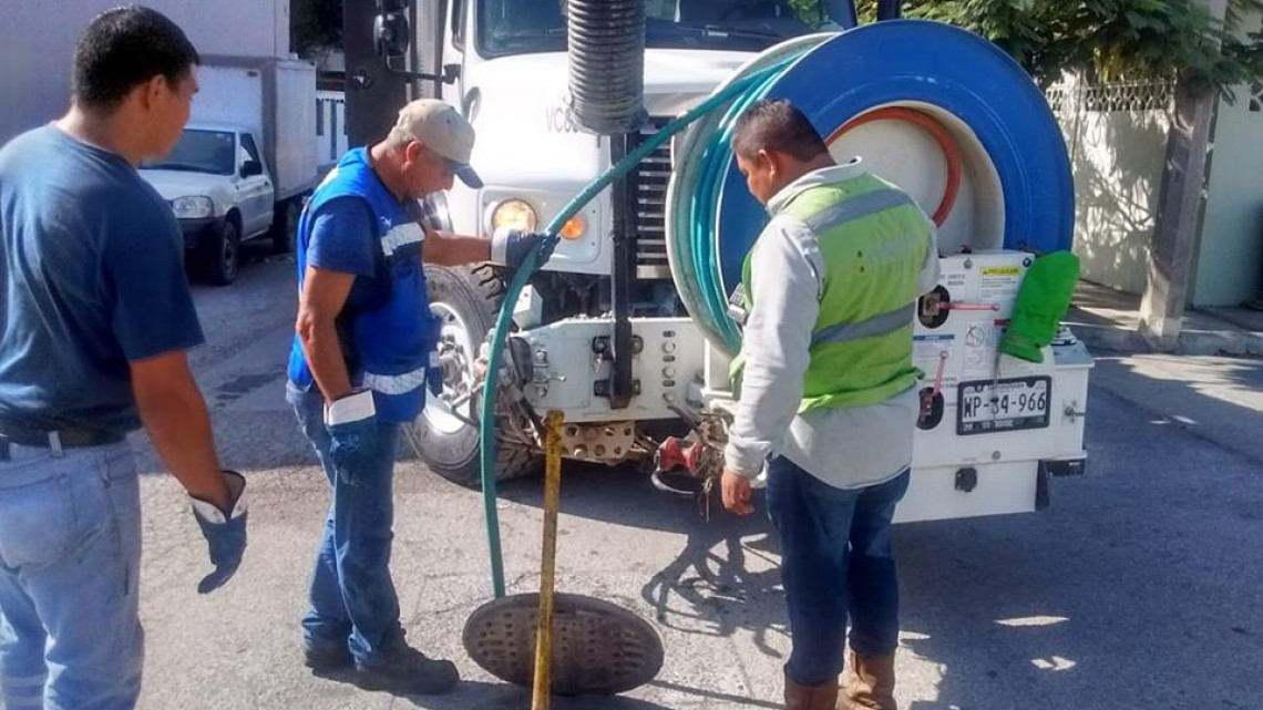 Comapa trabaja con equipo vactor