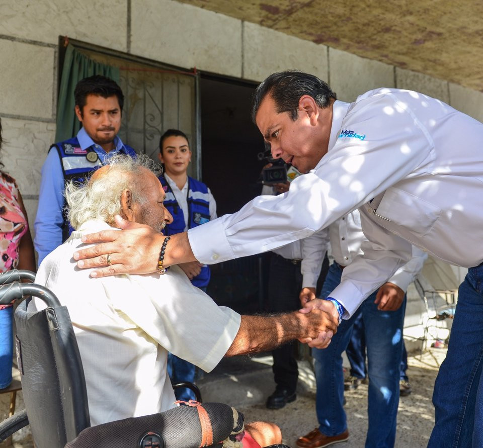 Visita Enrique Rivas a pacientes de 'Médico en tu puerta' 