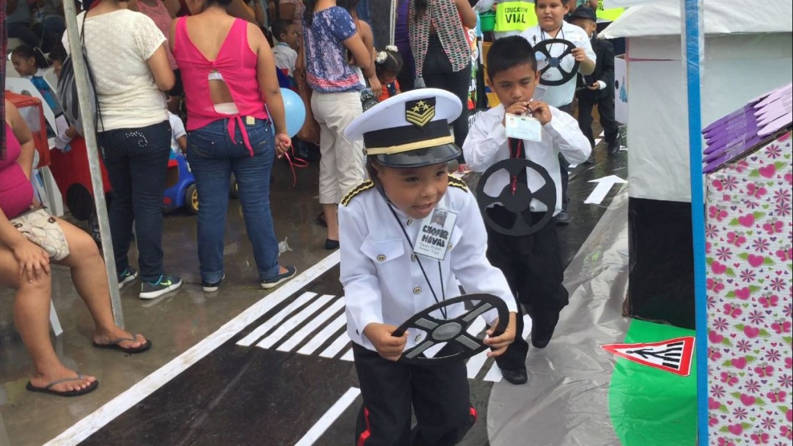 Niños de educación básica, demuestran lo aprendido en el tema de vialidad.