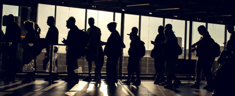 Solicitudes de subsidio por desempleo bajan de 300 mil en EEUU 