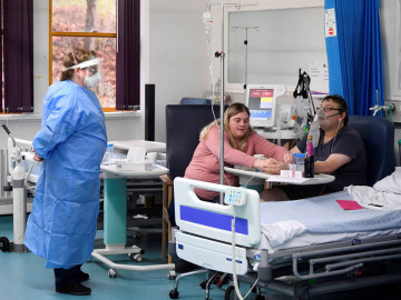 Pareja con coronavirus se casa en un hospital antes de ser intubada