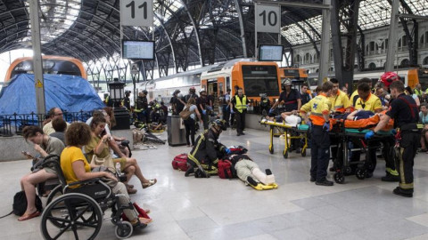 Deja al menos 48 heridos accidente de tren en Barcelona, España