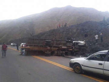 18 muertos tras volcadura de camión de carga