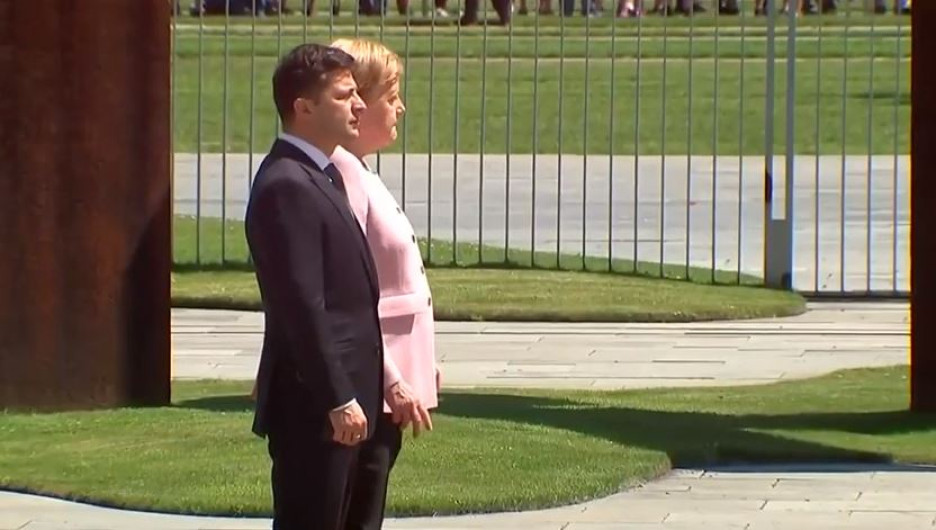 Angela Merkel sufre temblores durante ceremonia en Berlín