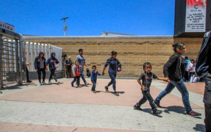 Juez bloquea orden de Biden de suspender deportaciones por 100 días 