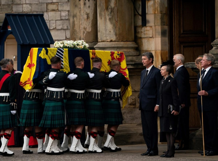 El féretro de Isabel II llega a Edimburgo 