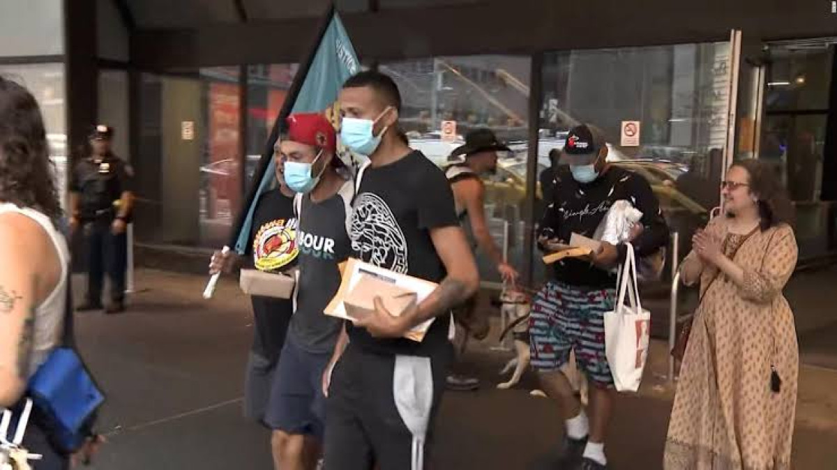 Migrantes en Nueva York sobrepasan albergues, dormirán en casas de campaña