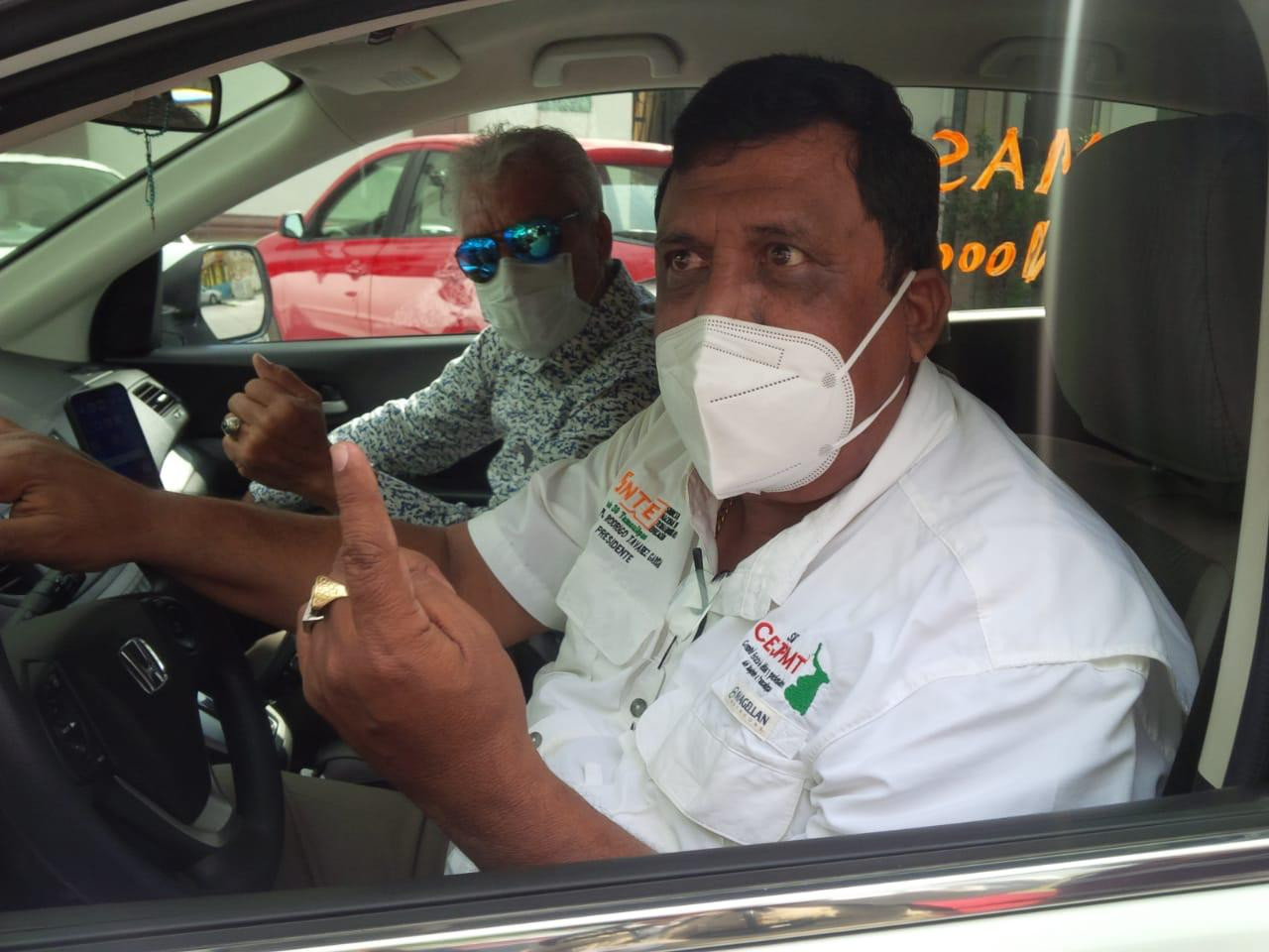 Diversas organizaciones de jubilados protestan en caravana contra el pago en UMAS