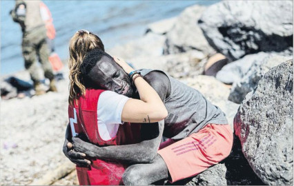 Imagen de joven abrazando a un migrante provoca mensajes racistas