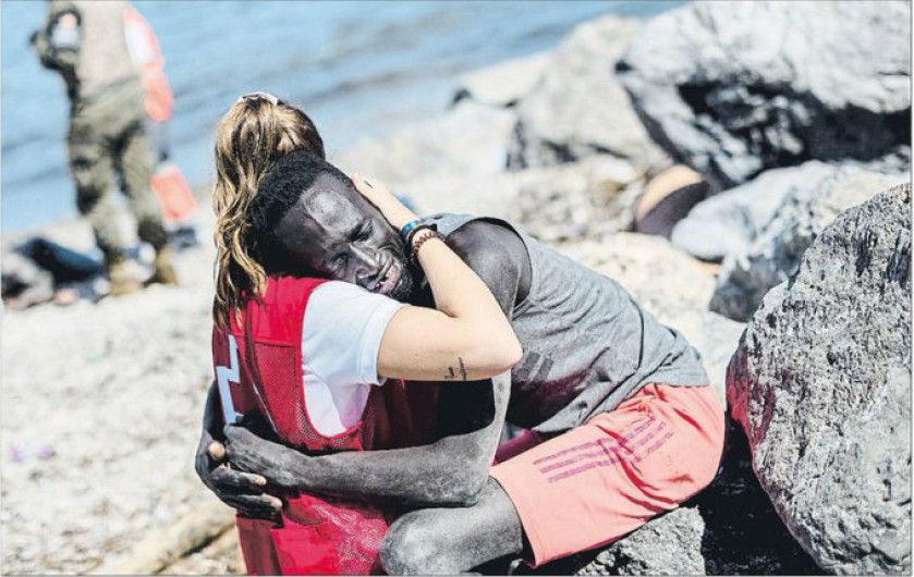 Imagen de joven abrazando a un migrante provoca mensajes racistas