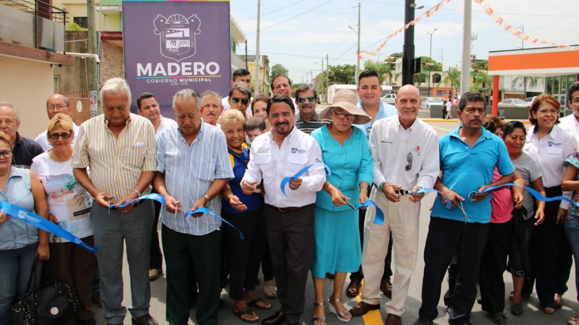 Entrega alcalde de Madero reencarpetado de calle