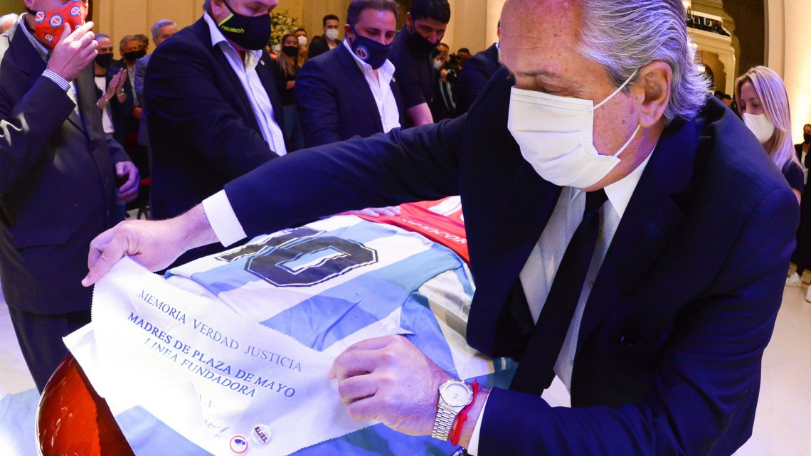 Miles de personas dan último adiós a Maradona en la Casa Rosada en Argentina