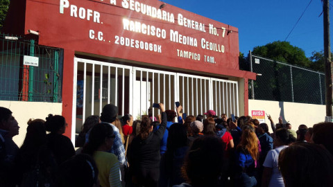 Explotan padres de familia contra 10 maestros de la secundaria 7