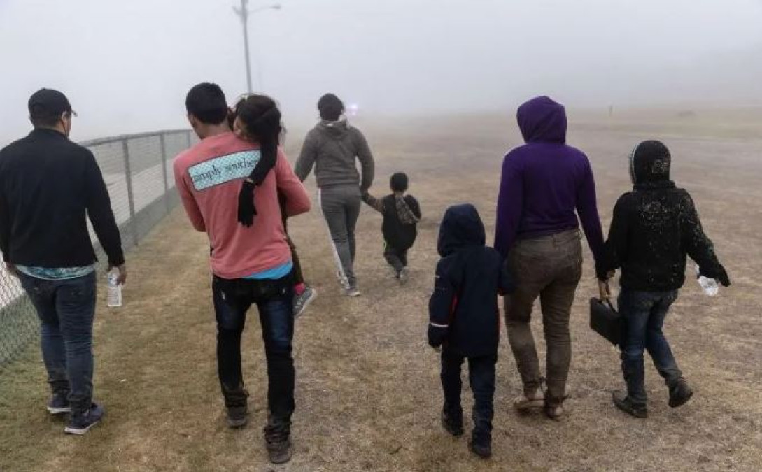 Familias migrantes detenidas en el sur de EU serán albergadas en Hoteles de Phoenix