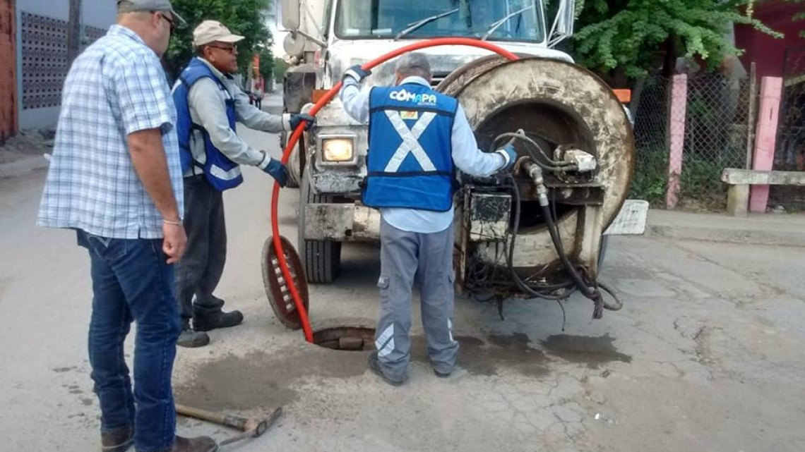 Comapa trabaja con equipo vactor