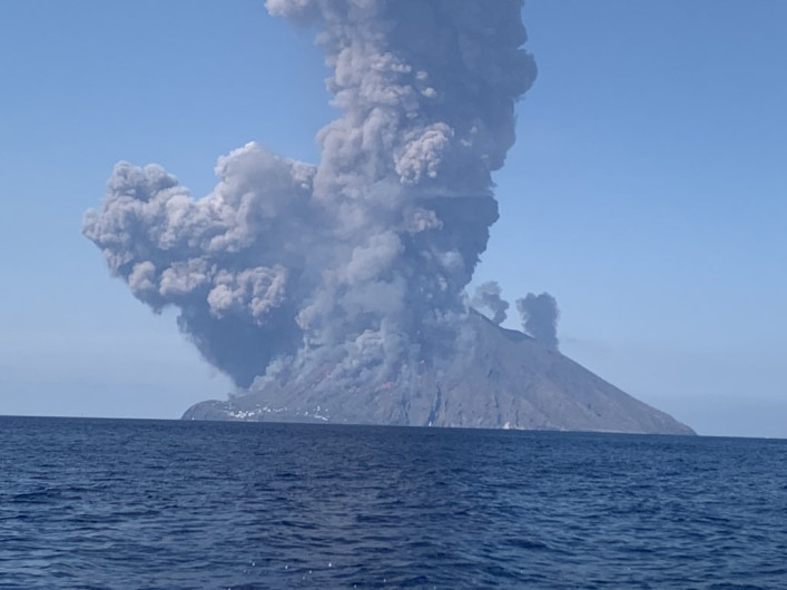Se registra una explosión en el volcán Estrómboli en Italia