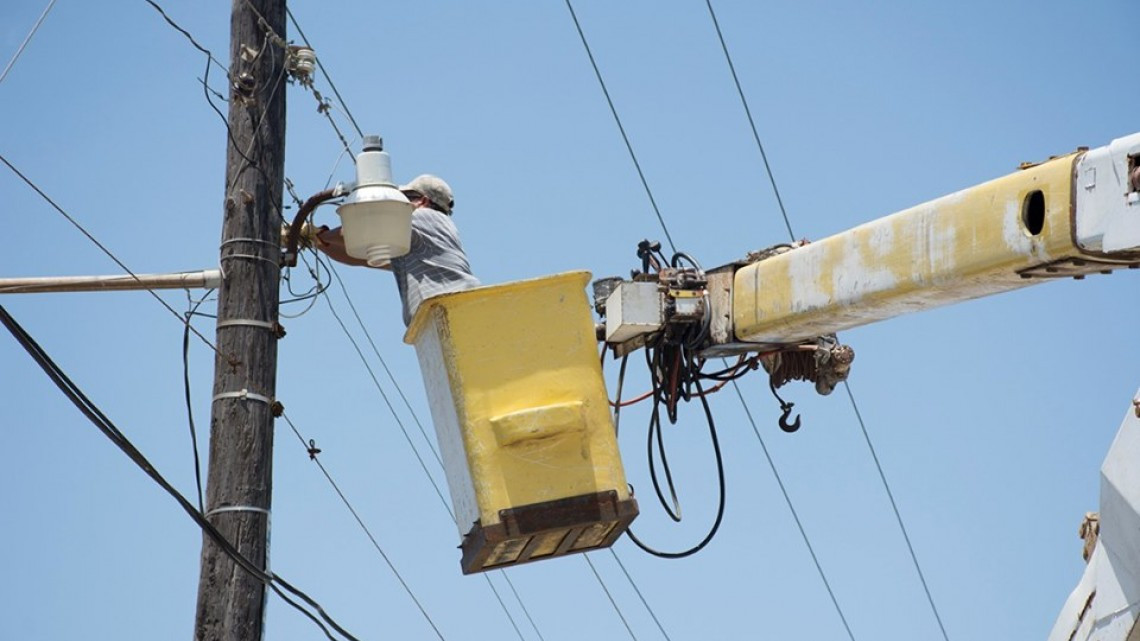 Rehabilitan alumbrado público en Valle Hermoso